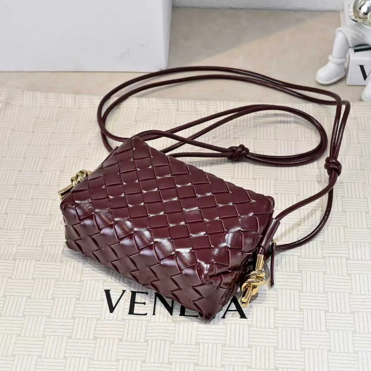 Batch 1560 𝗕𝗼𝘁𝘁𝗲𝗴𝗮 𝗩𝗲𝗻𝗲𝘁𝗮———— The latest version of the loop camera bag💥 from BV’s King of Cost-Effectiveness counter, large woven texture➕Ultra-high quality cow wax leather as always, with zipper, hardware decoration on both sides, adjustable drawstring, especially suitable for the tummy💫Can hold anything, very light weight, suitable🈴️for girls of all ages, size: 17*10*6cm Style number: 6125